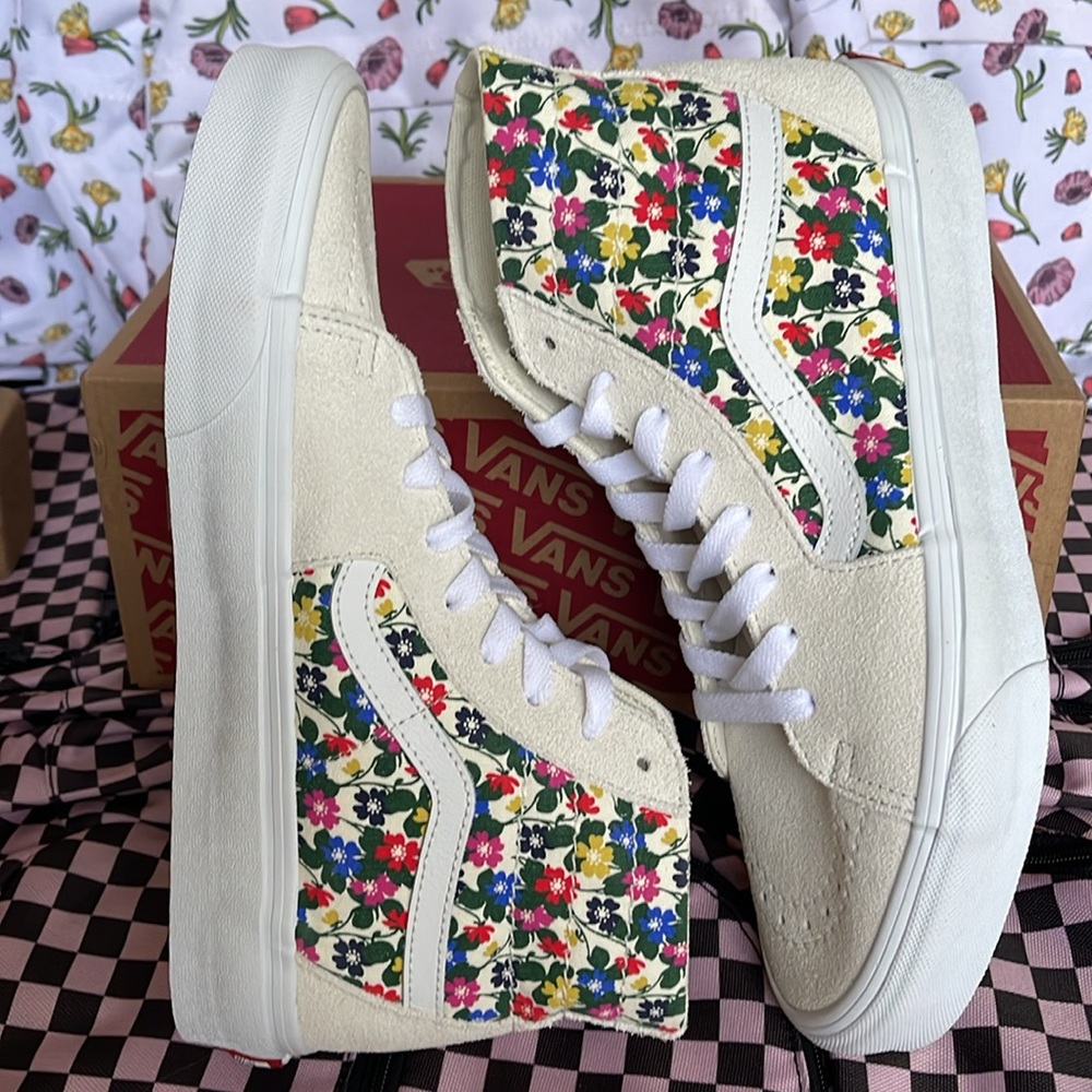Vans WMNS Sk8-Hi Tapered
Floral White
VN0A5KRUWHT
Sneakers - Picture 12 of 16